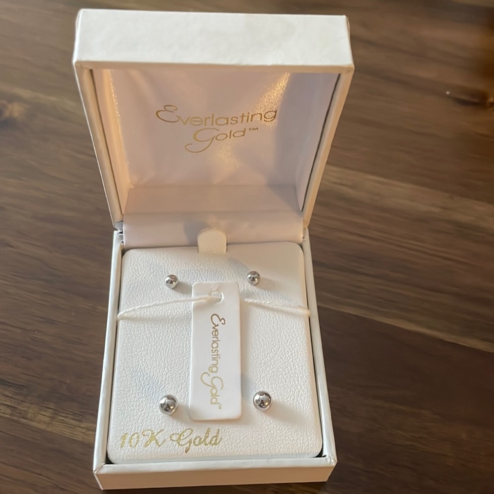White gold stud earrings